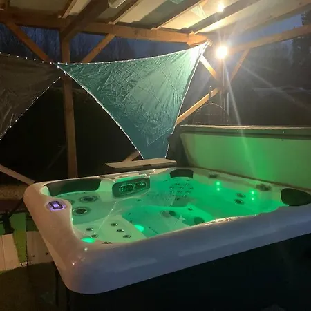Chalet 2 Personnes Avec Jacuzzi Et Piscine Saisonniere Partagee * Corcieux