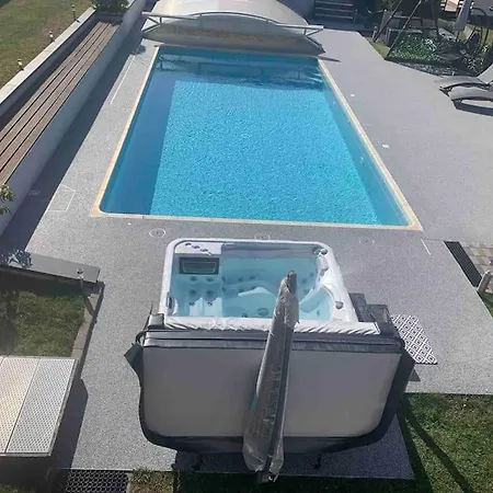 2 Personnes Avec Jacuzzi Privatif Et Piscine Saisonniere Partagee Horská chata *