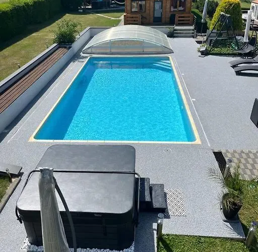 2 Personnes Avec Jacuzzi Privatif Et Piscine Saisonniere Partagee * Corcieux